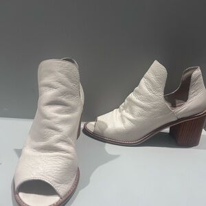 Chinese Laundry Cream Vegan leather Open-Toe Block Heel booties 3” heel - size 8